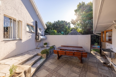 Single unit courtyard with seating