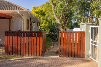 Side gate to Annexe