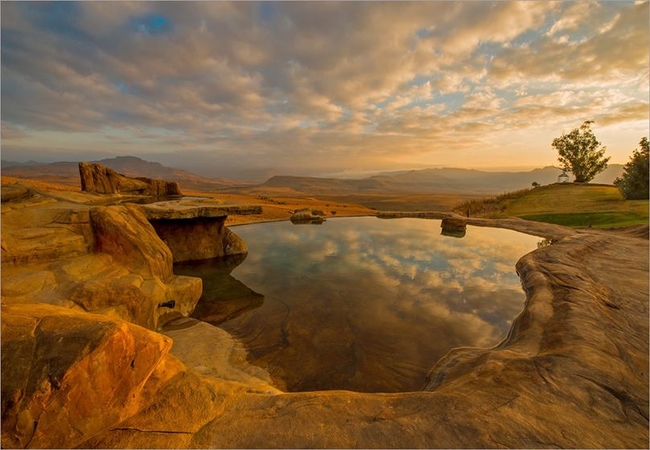 Rim flow Rock pool