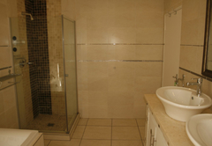 Main en-suite bathroom