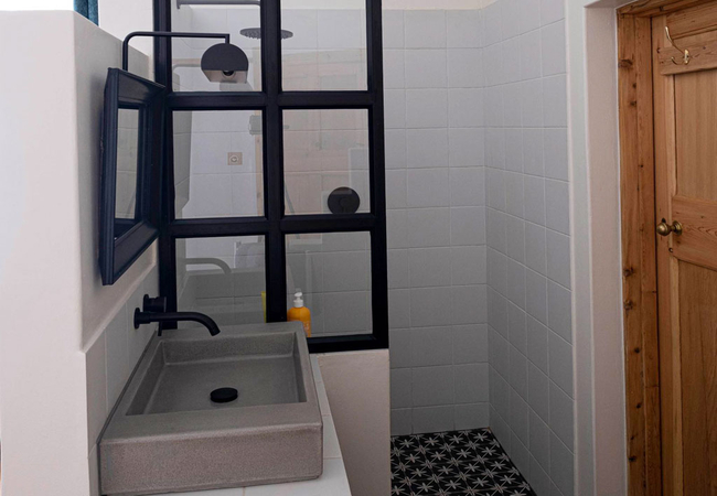 Deluxe King Room with Shower