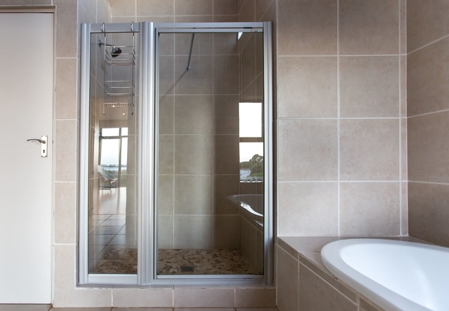 Master en-suite bathroom