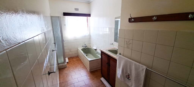 Main House - Bathroom