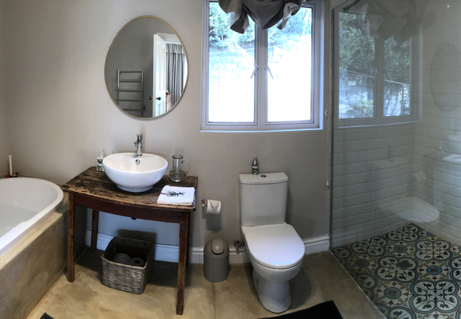 Deluxe Bathroom