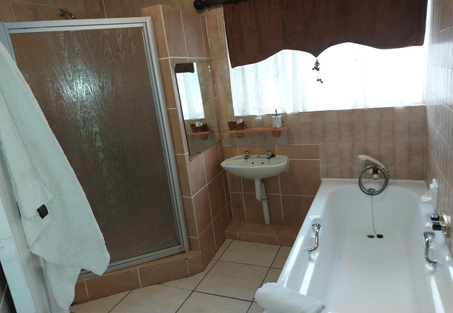 Comfort Twin Room with bath and shower 2