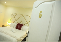 Deluxe Room 5