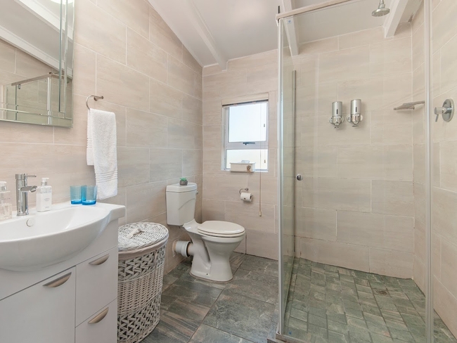 Suite 101 en-suite bathroom