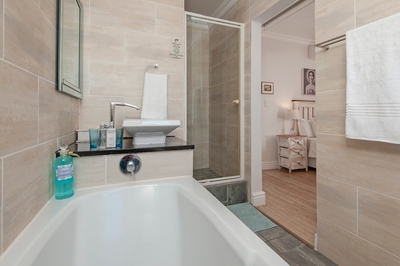 Suite 106 en-suite bathroom