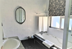 Upper Terrace Bathroom