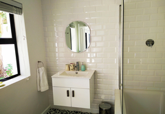 Main en-suite bathroom