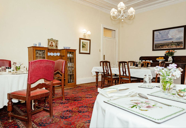 The breakfast room