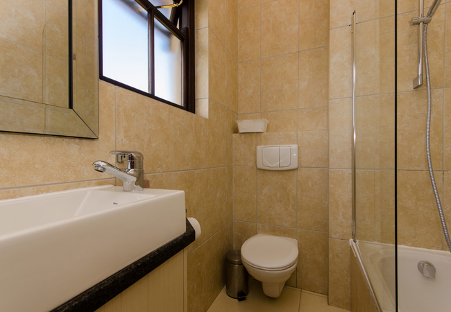 Master en-suite bathroom